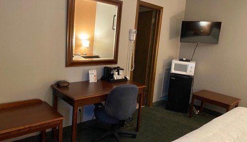 Room, 1 King Bed, Non Smoking, Refrigerator & Microwave (1 Star)