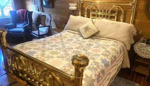 Comfort Room, 1 Queen Bed, Private Bathroom (Nanny's Attic) Not Pet Friendly