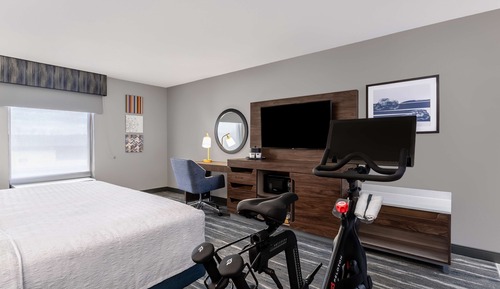 Business Room, 1 King Bed, Non Smoking (Peloton)