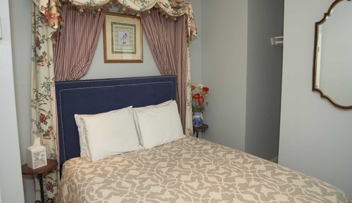 Standard Double Room, Ensuite (The Inn 11 Queen (no pets)