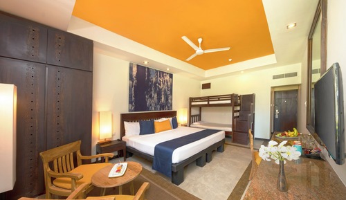 Superior Family Room (1 King Bed and 1 Bunk Bed) 