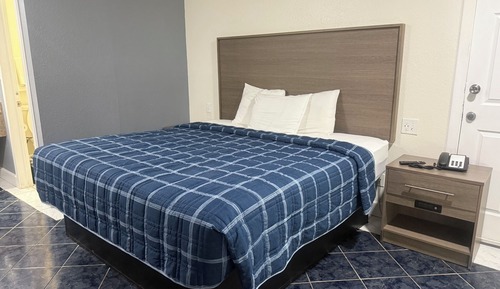 Standard Room, 1 King Bed