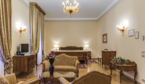 Junior Room, 1 King Bed