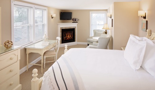Deluxe Room, 1 Queen Bed (17 Crow's Nest)