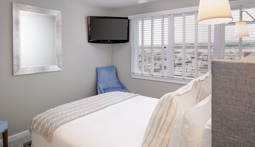Deluxe Room, 1 Queen Bed (02 Avery Point)