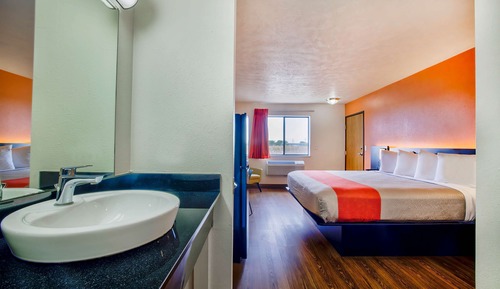 Deluxe Room, 1 King Bed, Non Smoking, Refrigerator