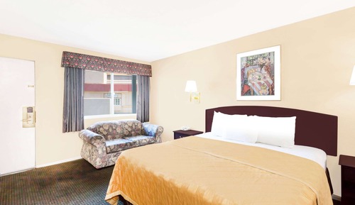 Room, 1 King Bed, Smoking