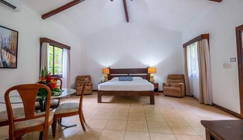 Deluxe Suite, 1 King Bed, Bathtub, Garden View