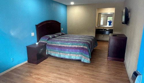 Economy Room, 1 King Bed, Smoking