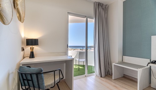 Deluxe Room, 2 Twin Beds, Sea View