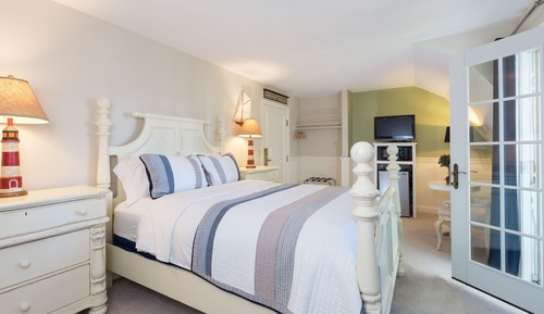 Deluxe Room, 1 Queen Bed, Refrigerator & Microwave