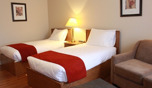 Economy Studio, 2 Twin Beds (Basement Stairs Only)