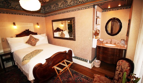 Standard Room, 1 Queen Bed (Mary Simpson - Detached Private Bathroom)