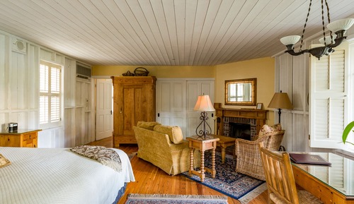Superior Room, 1 King Bed, Patio, Fireplace (Tack Room)