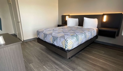 Deluxe Room, 1 Queen Bed, Accessible, Non Smoking