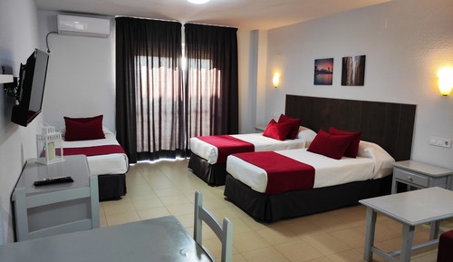 Studio, 3 Twin Beds