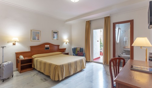 Twin Room + 2 extra beds (2 adults + 2 children) 