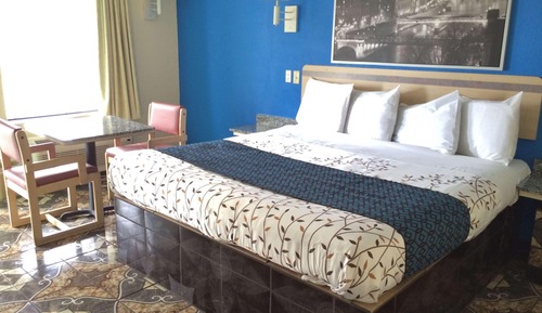 Suite, 1 King Bed, Accessible, Non Smoking