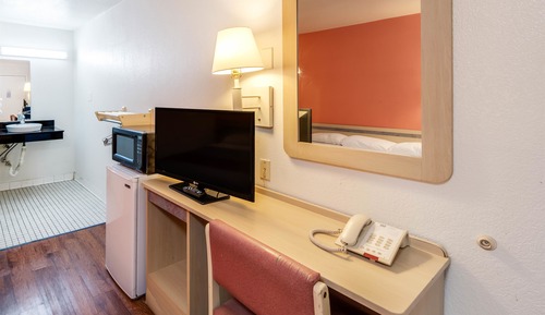 Deluxe Room, 1 King Bed, Accessible, Smoking