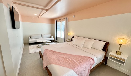 King Suite, 1 Bedroom (Greyhound)