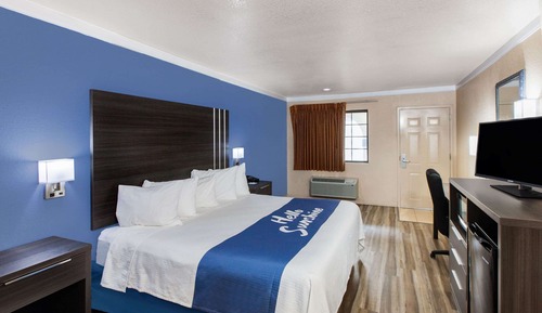 Deluxe Room, 1 King Bed, Accessible, Non Smoking (Roll-In Shower)