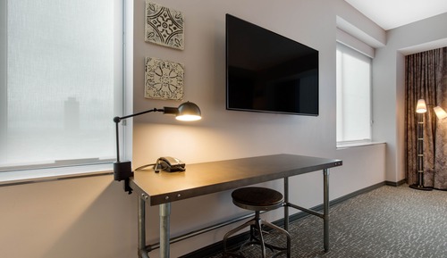 Room, 1 King Bed, Corner, High-Floor, Non Smoking