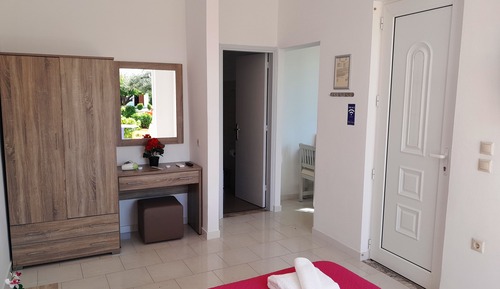 APARTMENT, 1 BEDROOM, VERANDA, GARDEN AND COUNTRY VIEW (1)