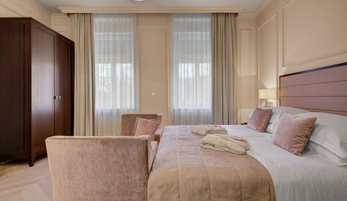 Standard Suite (forest view)