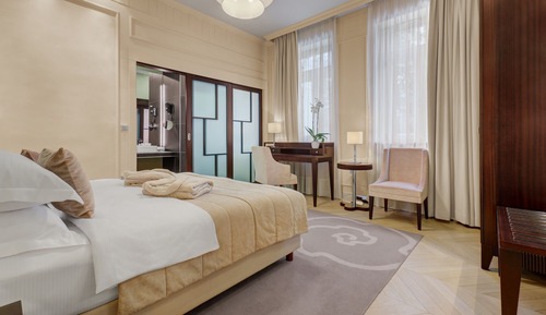Presidential Suite (park view)