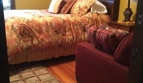 Deluxe Double Room, 1 Queen Bed, Private Bathroom (Vintage Rose)