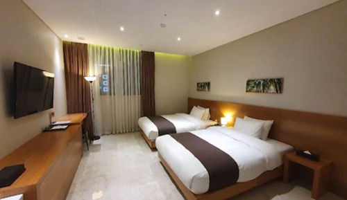 Standard Twin Room, 2 Double Beds (more than 2 people, extra person fee 15,000KRW on the spot)