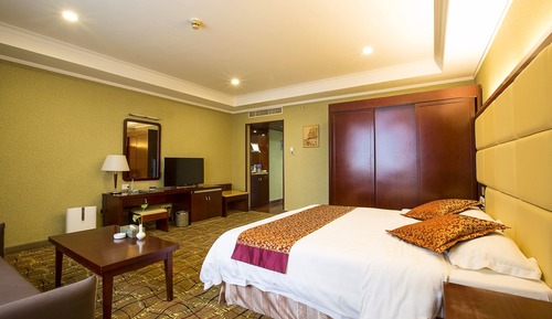 Deluxe Queen or Twin Room 