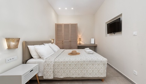 Deluxe Studio, 1 Queen Bed with Sofa bed, Non Smoking, Courtyard View