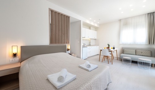 Deluxe Studio Suite, Partial Sea View