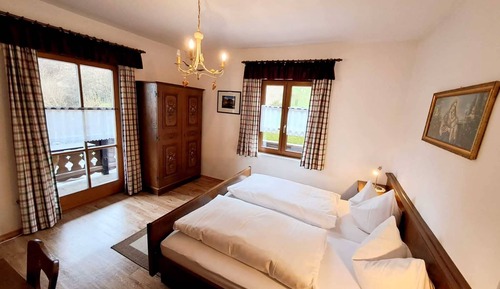 Traditional Twin Room, Corner (Room 4)