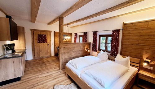 Traditional Studio Suite, 1 King Bed, Kitchen, Ground Floor (Room 5)