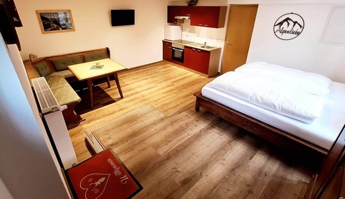 Traditional Studio Suite, 1 King Bed, Non Smoking, Kitchen (Room 6)