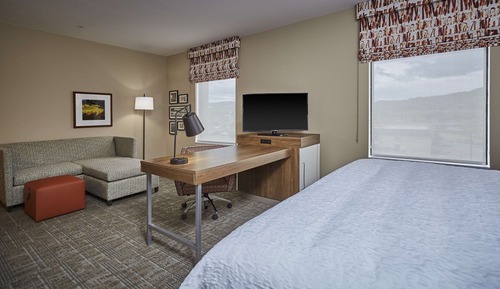 Suite, 1 King Bed, Accessible (Hearing)
