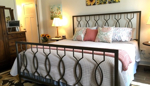 Sunflower Rm, 1 King Bed, Private Bath