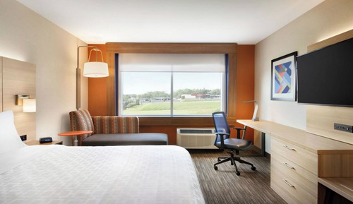 Standard Room, 1 King Bed, Mobility Accessible (Accessible Tub)