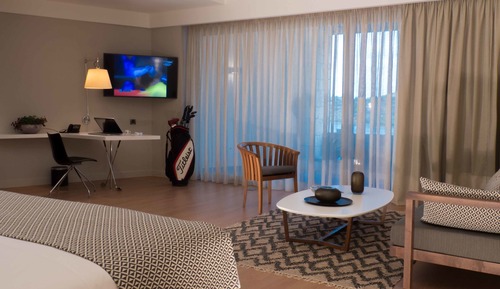 Signature Suite with Golf Course and Mountain View