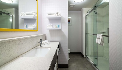 Room, 1 King Bed, Refrigerator & Microwave