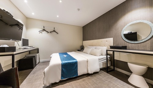 Deluxe Room, 1 Queen Bed, Smoking, Bathtub