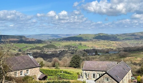 Luxury Cabin, Ensuite (Beacons Barn)