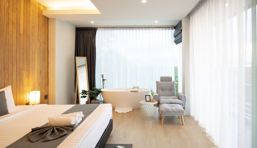 Deluxe Room, Bathtub, Poolside