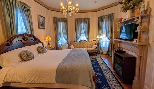 Romantic Suite, 1 King Bed, Jetted Tub