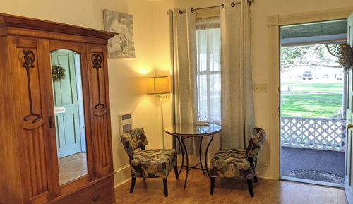 Deluxe Room, 1 Queen Bed, Courtyard View