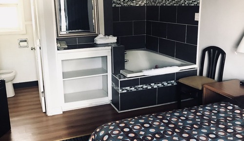 Traditional Suite, 1 Queen Bed, Jetted Tub