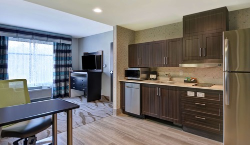 Suite, 1 King Bed, Accessible (Roll-In Shower)