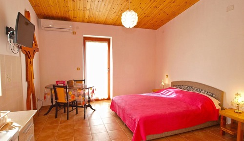 Studio, 1 Bedroom (750/1754)